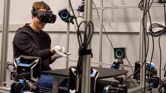 Zuckerberg, con los nuevos guantes para Oculus. 