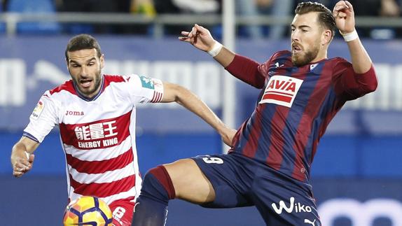 Sergi Enrich disputa un balón con Lombán. 