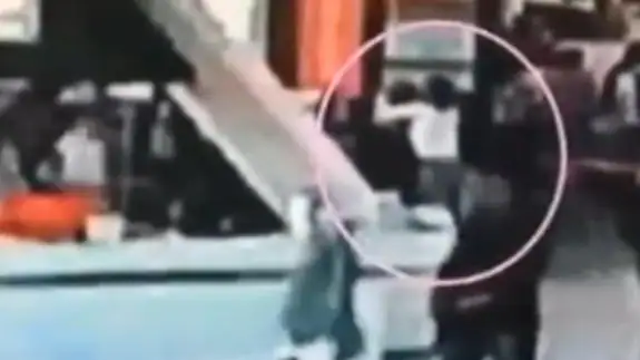 Fotografama del vídeo que muestra el ataque.
