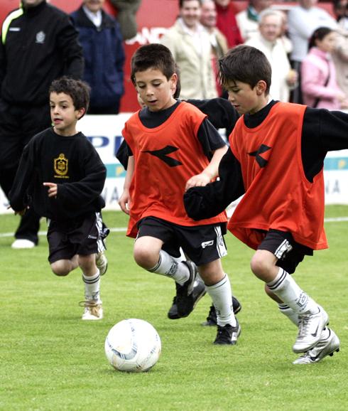Unos niños jugando al fútbol. 