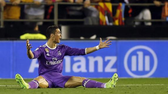 Cristiano Ronaldo se lamenta en Mestalla. 