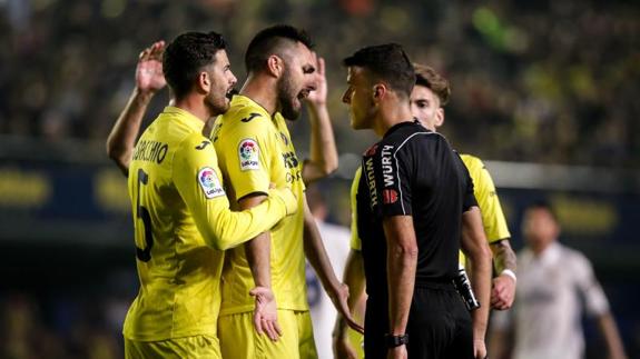 Los jugadores del Villarreal protestan a Gil Manzano. 