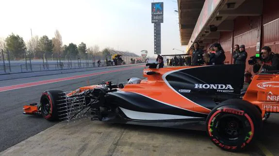 Fernando Alonso, a los mandos del MCL32. 