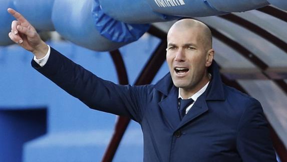 Zidane da instrucciones durante el partido ante el Eibar. 