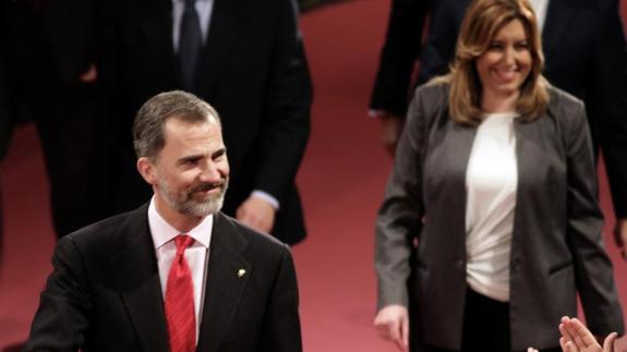 El Rey Felipe VI acompañado de la presidenta de la Junta de Andalucía, Susana Díaz. 