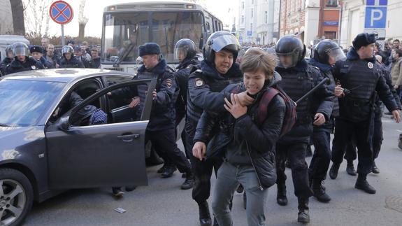 La Policía detiene a un manifestante en Moscú.