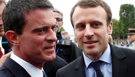 Manuel Valls (i) y Emmanuel Macron.