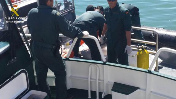 Hallan el cadáver de un hombre en aguas del puerto de Alicante