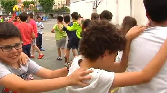 Niños juegan en el patio del colegio.