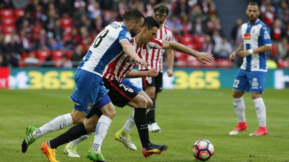 Aduriz pugna por un balón con Javi Fuego. 