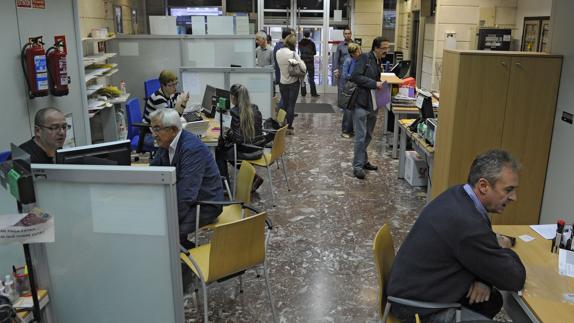 Trabajadores y clientes en una oficina de la Tesoreria de la Seguridad Social. 