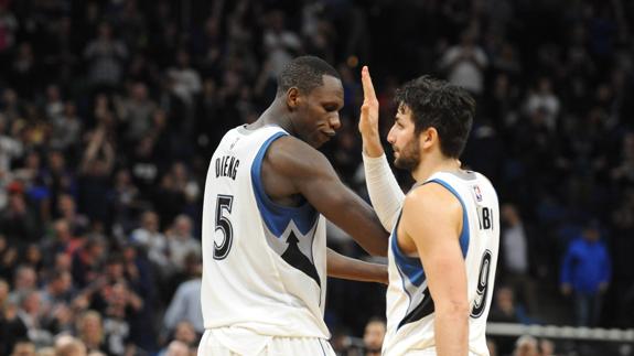 Ricky Rubio celebra una canasta conn Gorgui Dieng. 