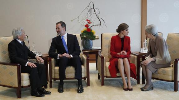 Los Reyes de España, durante la reunión que mantuvieron con los emperadores de Japón, Akihito y Michiko. 