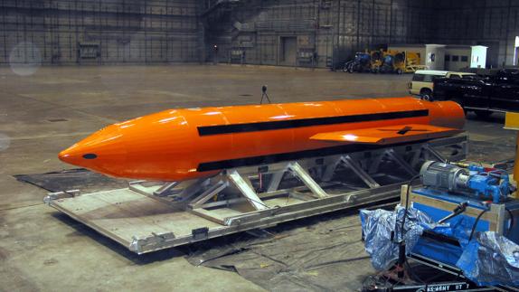 Ejemplar de la bomba GBU-43 MOAB, lanzada por EE UU en Afganistán.