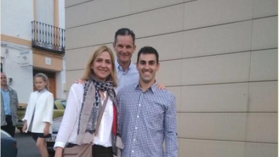 La infanta Cristina e Iñaki Urdangarin se fotografían junto a uno de los vecinos de Retuerta del Bullaque, en Ciudad Real.