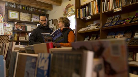 Interior de la librería 'Alcaraván'.