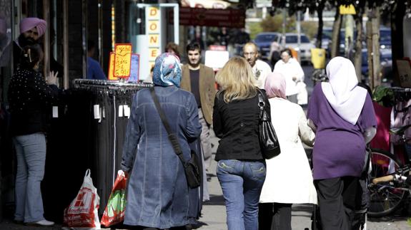 Mujeres con hijab caminan por una calle de Berlín.