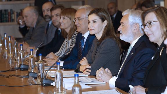 La reina Letizia, el director de la  RAE, Darío Villanueva (2d) y el presidente de La Rioja, José Ignacio Ceniceros (4d).