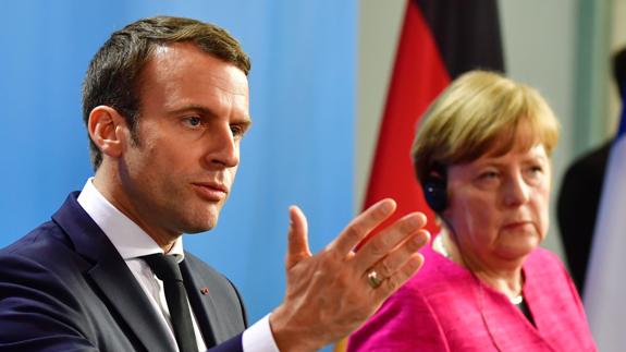 Emmanuel Macron y Angela Merkel comparecen ante la prensa tras su reunión.
