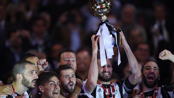 Los jugadores de la Juventus, con la Copa. 