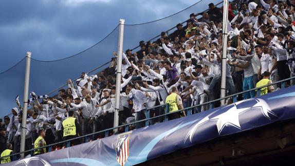 Aficionados del Real Madrid en el Calderón. 