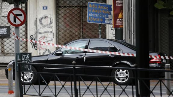 Imagen del coche del exprimer ministro griego Papademos.