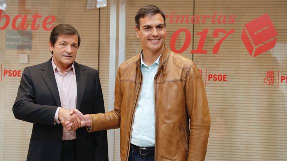Pedro Sánchez y Javier Fernández antes de las primarias del PSOE.