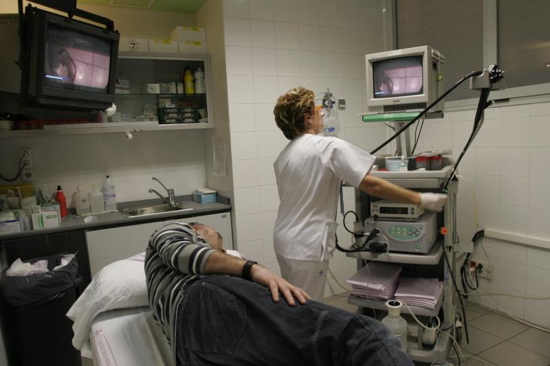 Una enfermera atiende a un paciente en la Unidad de Endoscopia del Hospital del Rosell, en una foto de archivo. / J. M. RODRÍGUEZ / AGM