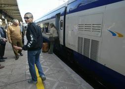 La jornada de paro en Renfe obliga a suspender la salida de dos Altaria