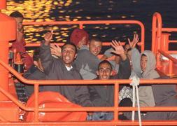 Rescatan a catorce inmigrantes, entre ellos una mujer embarazada, a 60 millas de la costa