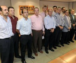 Representantes de las organizaciones y colegios firmantes del manifiesto en contra del recorte de ayudas para las VPO. ::                             NACHO GARCÍA/AGM