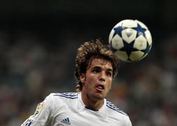 El jugador muleño del Real Madrid, Pedro León, se dispone a controlar un balón en un partido de esta temporada. ::                             AP
