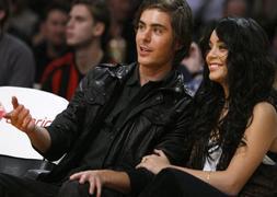 Zac Efron se siente “incómodo” junto a su novia Vanessa Hudgens