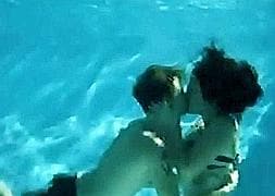 Justin Bieber y Selena Gomez, beso bajo el agua en YouTube