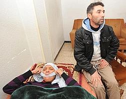 Fátima, acompañada de su marido, muestra cómo le taparon la boca sus agresores antes de torturarla. ::                             PACO ALONSO / AGM