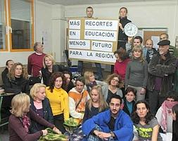 Profesores y personal del IES Los Molinos, de Cartagena, durante el encierro que llevaron a cabo el pasado jueves. ::                             PABLO SÁNCHEZ / AGM