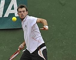 Un jugador golpea de derecha en uno de los partidos disputados ayer en el Club de Tenis Cartagena. ::                             ANTONIO GIL / AGM