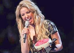 Shakira demuestra en concierto que no está embarazada :: AP
