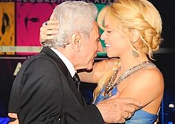 Shakira llora y abraza a su padre después de homenajearla en los Grammy Latinos 2011 :: AFP