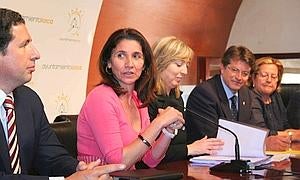 La comisionada del Gobierno, Inmaculada García, entre el consejero de Obras Públicas, Antonio Sevilla, y el alcalde de Lorca, Francisco Jódar.