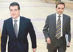 El alcalde Daniel García Madrid y el concejal de Cultura, Antonio Madrid, en el juzgado. ::                             F. J. MORENO/ EFE