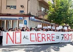 Trabajadores de '7RM' en la puerta de la oficina del SEF de Ronda Norte. Foto: Vicente Vicéns / AGM | Vídeo: laverdad.es