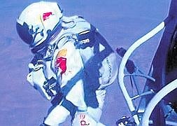 Felix Baumgartner en la estratosfera :: Jay Nemeth / AFP