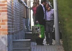 Valentín Sánchez, saliendo de prisión con su letrado. ::                             N. G.
