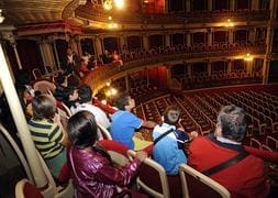 Escolares, en una visita guiada al Teatro Romea. | A. Durán