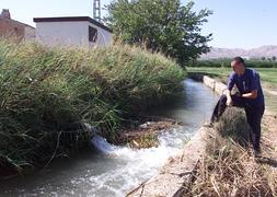 Un agricultor observa uno de los pozos de reserva de Calasparra :: M. Bueso