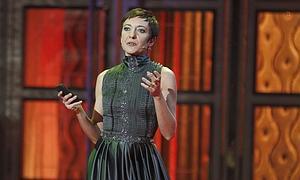 La presentadora Eva Hache durante la gala de los Premios Goya 2012 :: BALLESTEROS / EFE