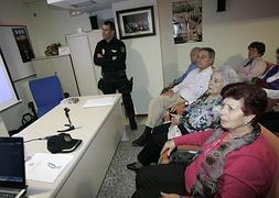 Un agente de la Comisaría de Cartagena durante la realización de una charla del 'Plan Mayor' en un centro de mayores de la ciudad. :: J. M. Rodríguez / AGM