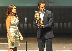 Nicolás Almagro recibió el premio de manos de Eva Franco. :: Foto: Antonio Gil/AGM | Vídeo: laverdad.es
