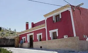 Casa rural situada en la pedanía molinense de La Hurona donde fue asesinada la pareja holandesa. | Efe/Juan Francisco Moreno